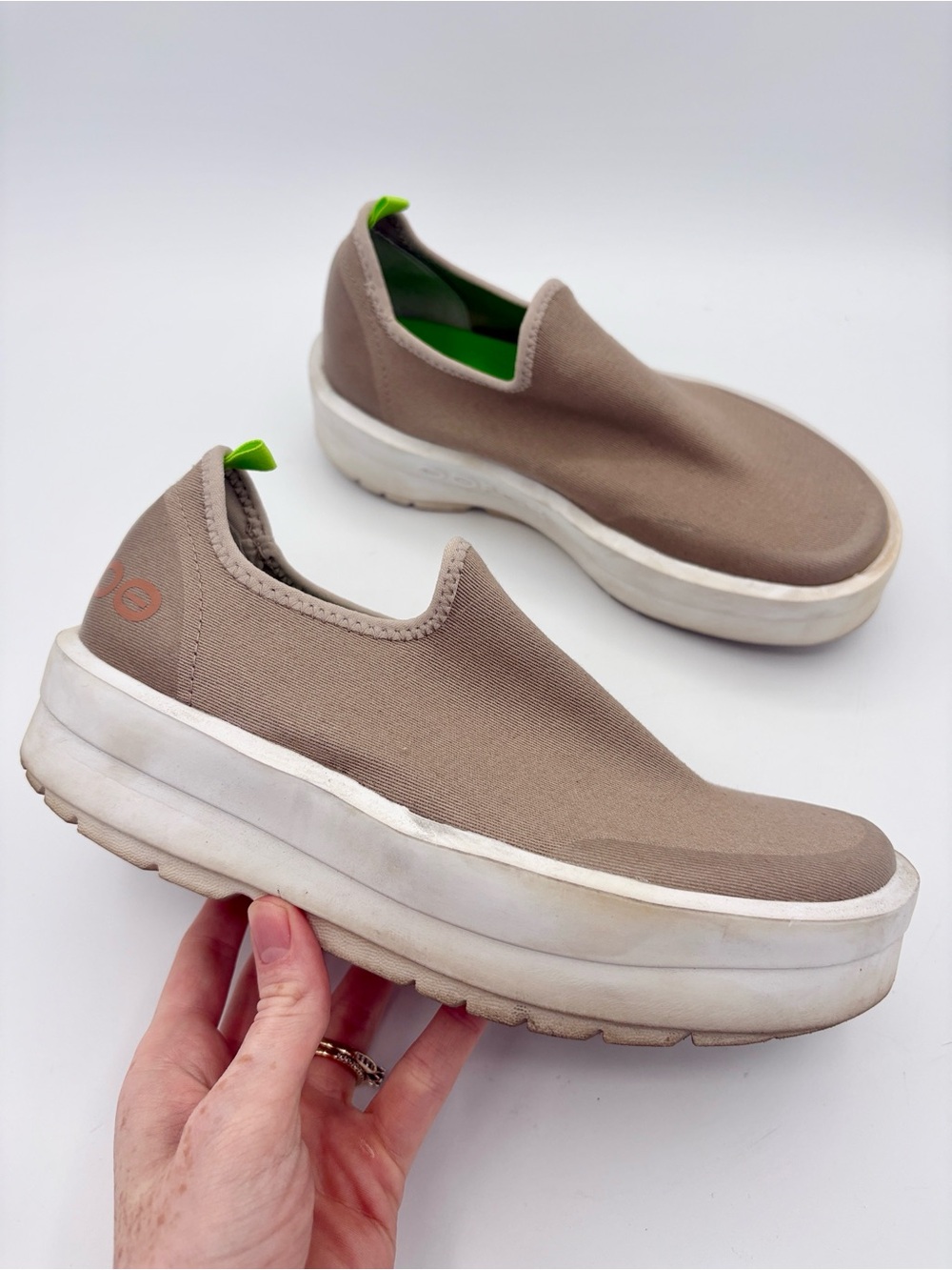 OOFOS Women’s OOMG EEZEE Low Shoe - White Taupe Size 6.5 Comfortable